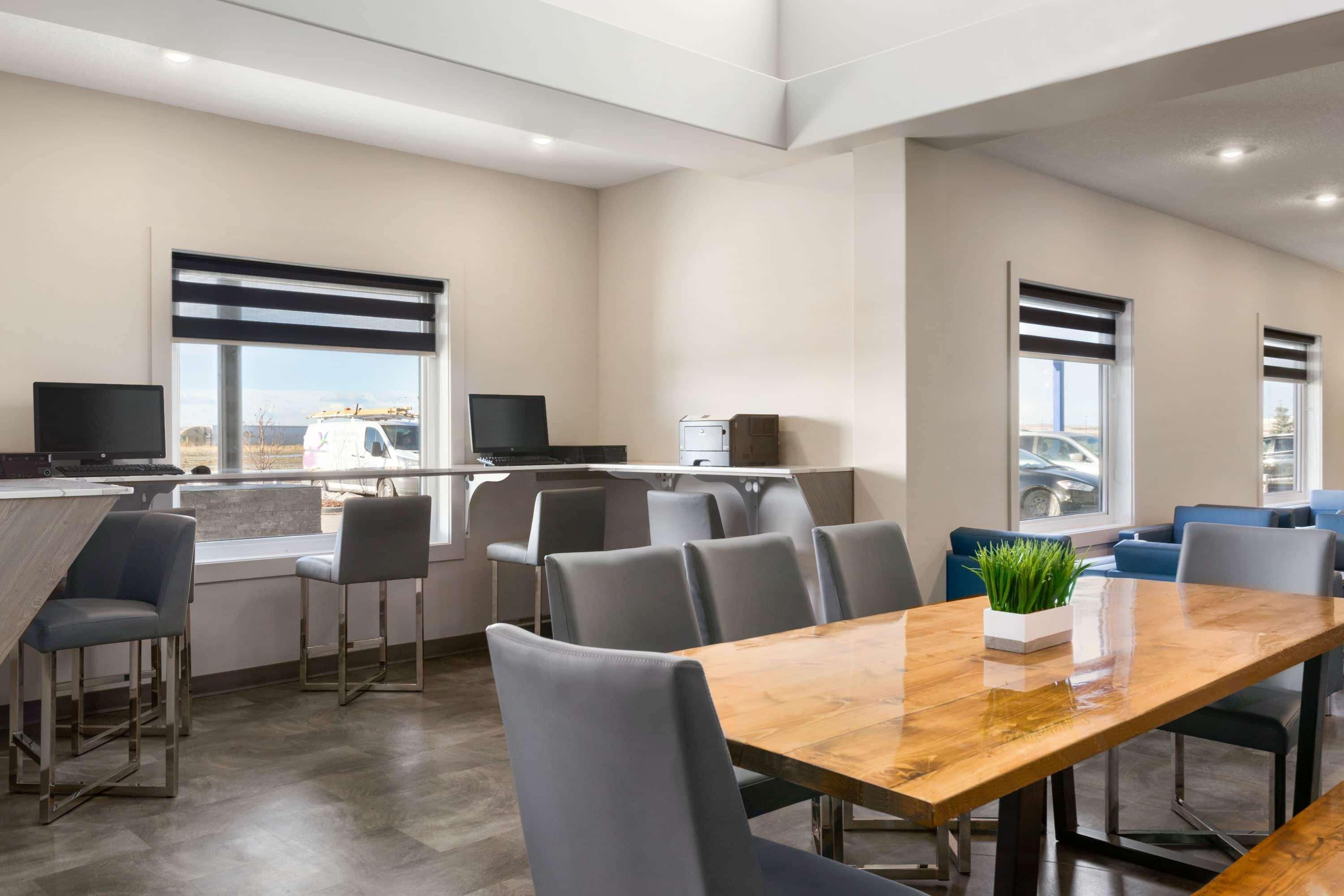 Days By Wyndham Calgary North Hotel